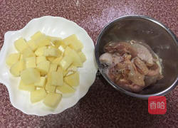 土豆焖鸡块的做法图解1