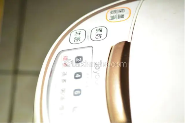 按下煮饭键待到它自己跳閘就可以了。