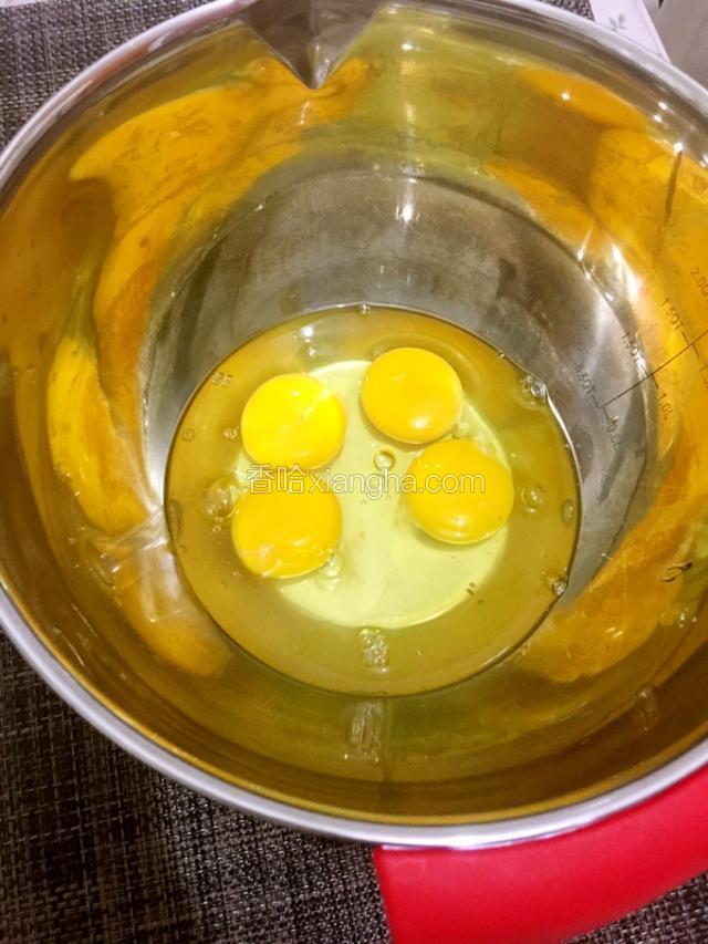干净无水无油打蛋盆中打入鸡蛋