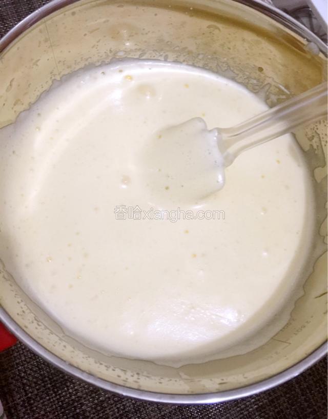 加入玉米油和牛奶轻柔搅拌均匀（上下搅拌）