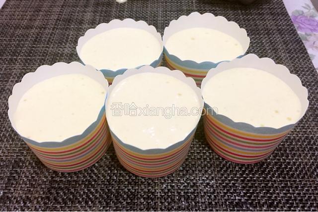 倒入纸杯，八分满，轻轻震荡几下放入提前预热的烤箱中，170度20分钟