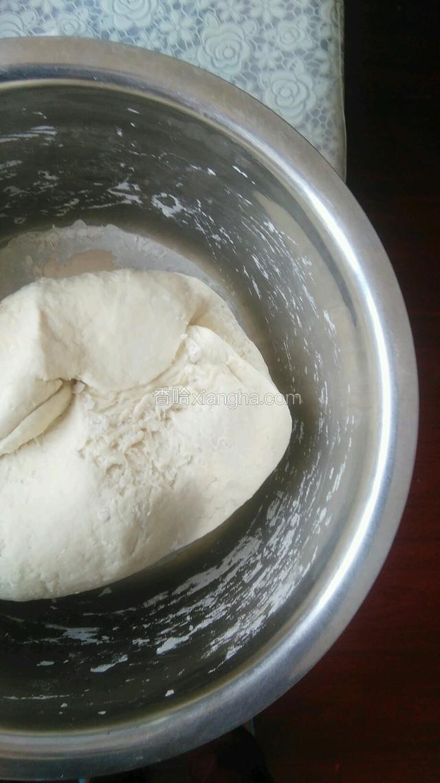 面粉和成团醒15分钟，不要和太硬。