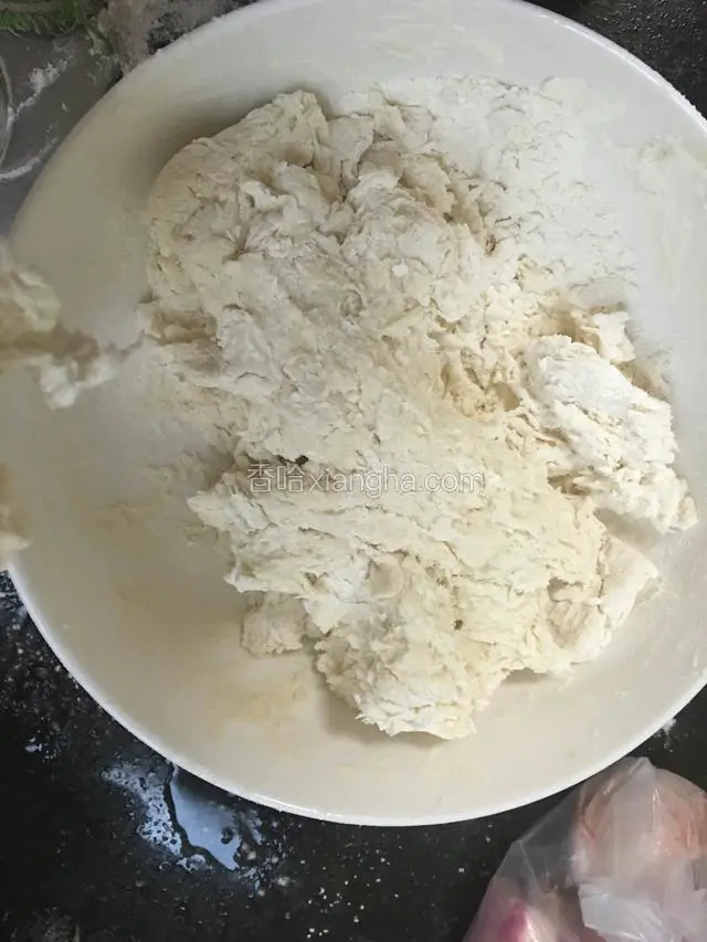 把化开酵母粉倒进面粉里，一边倒一边搅拌，如果水不够还可以再加点水哦，