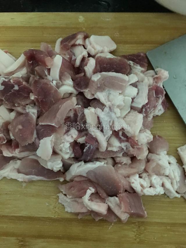 把肉切小剁碎