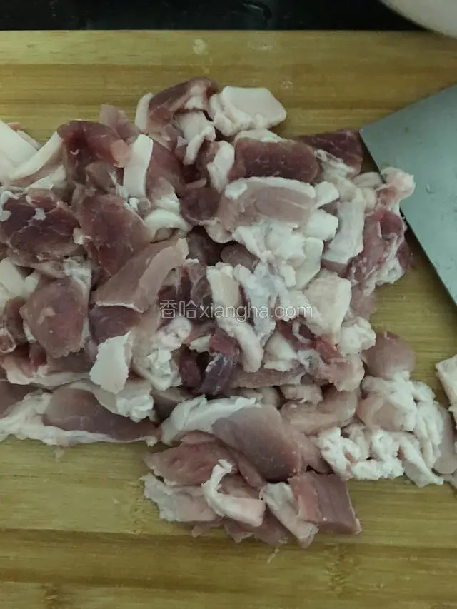 把肉切小剁碎