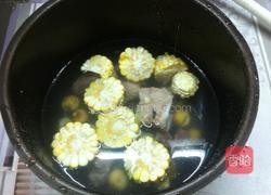 板栗玉米骨头汤的做法图解4
