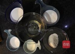 椰丝牛奶小方的做法图解1