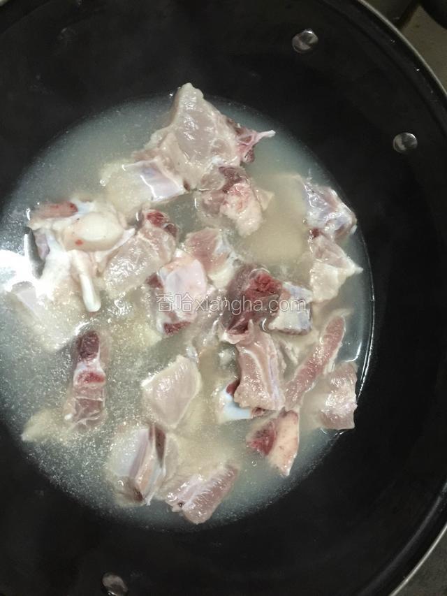 将肉戳水去脏血水