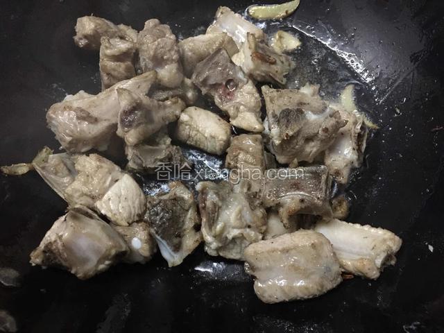 加排骨翻炒小火煸出水分炒香