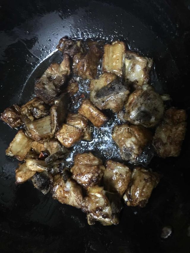 加八角翻炒出香味➕酱油上色