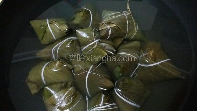 锅内放能没过粽子的水，大火煮开后转小火煮2小时。