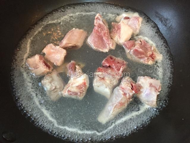 烧开水放姜片 排骨煮至断生