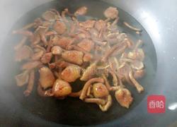 卷心菜炒滑子蘑的做法图解2