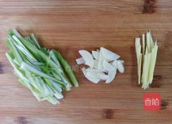 香菇云耳蒸鸡翅的做法图解2