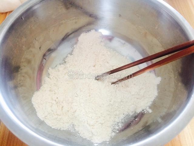 面粉加一盐勺盐。