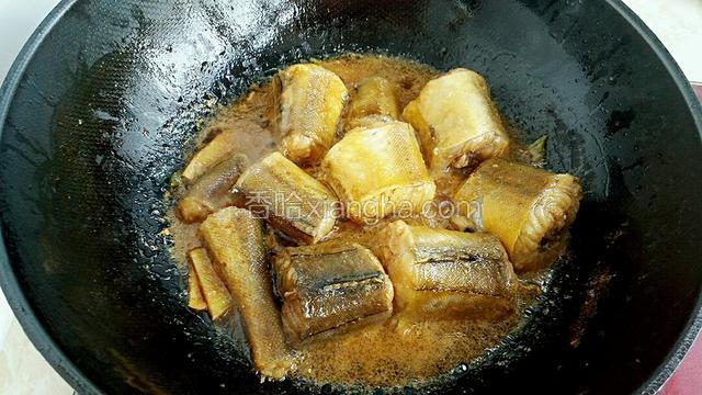 调入适量的生抽、料酒和醋翻炒上色。