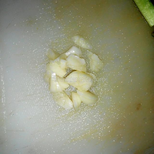 将蒜洗净切片