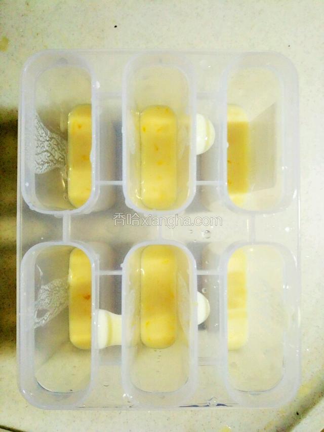 在冰棍容器中倒入已拌好的奶和橙汁，约容器的三分之一高。