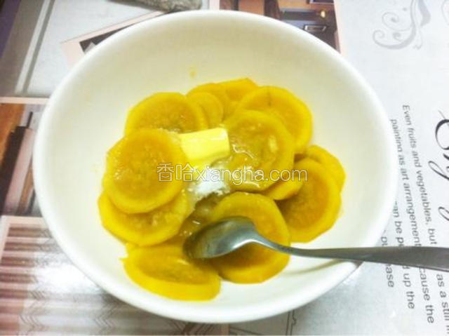 将黄油，白糖放入红薯里搅成泥