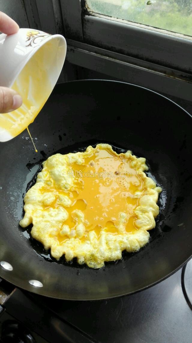倒入蛋液煎蛋