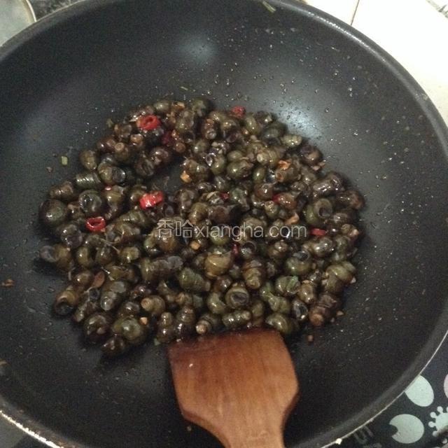 接着倒入螺丝爆炒。
