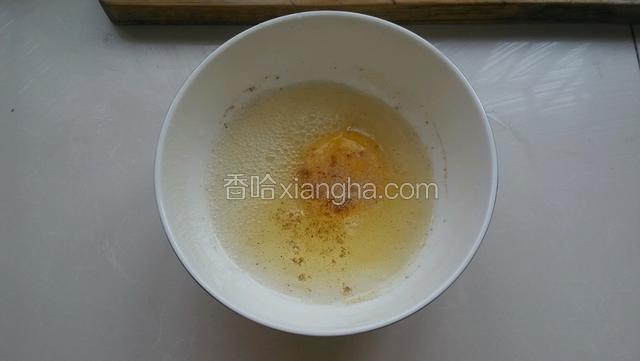 鸡蛋液里加入盐五香粉胡椒粉和少量清水搅拌均匀