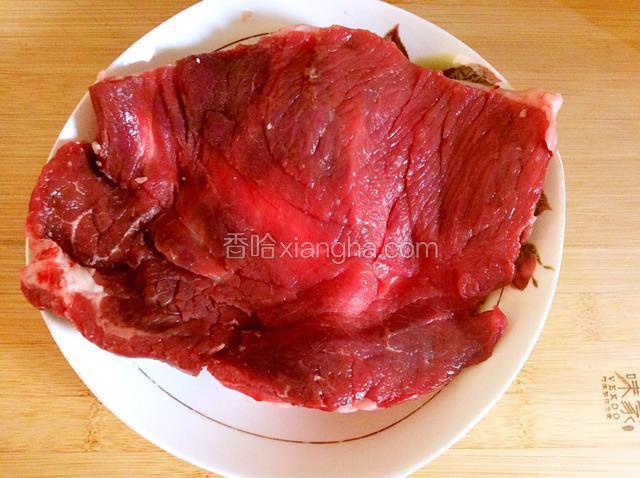 牛肉用凉水浸泡半小时后，洗净控干水份。