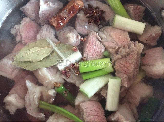 锅中多加温水倒入牛肉和调料，盖上锅盖大火烧开转小火慢炖二个小时。