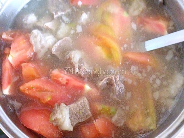 牛肉炖二小时后放入西红柿和适量的盐，大火烧开转小火再慢炖一小时，加适量的鸡精即可。
