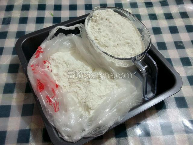 用容器量取大米粉；