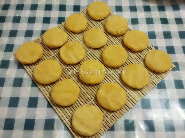 趁热做，先取适量面团搓圆，再按扁，手蘸点熟油；