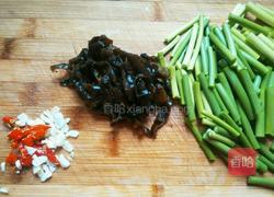 蒜薹鸡蛋的做法图解2