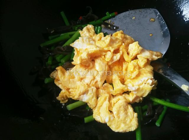 倒入鸡蛋和盐，翻炒均匀，即可岀锅