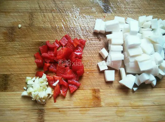 红椒和杏鲍菇切粒，蒜切碎