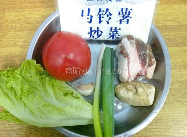 准备材料：五花肉、生粉、青菜、西红柿、葱、生姜、蒜头。