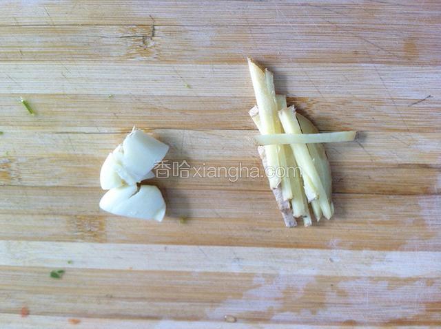 生姜切丝，蒜头拍扁，备用。