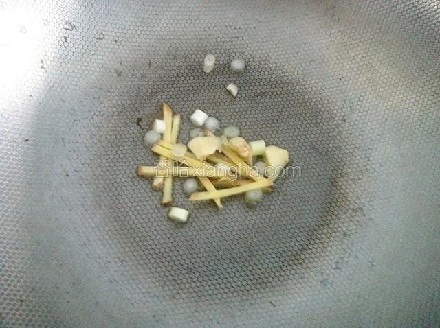 起锅，锅里放少许油，放入蒜头、生姜、葱白爆香。