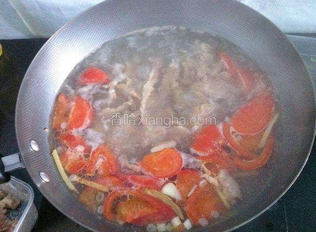 待水烧开后，放入抓过生粉的肉片。