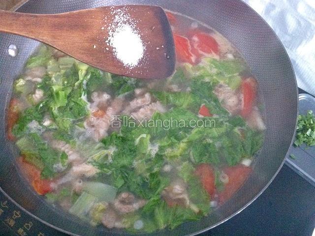 加入适量的盐和味精，搅拌均匀。