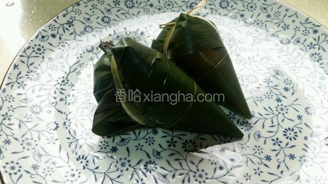 包好后用马莲草捆绑