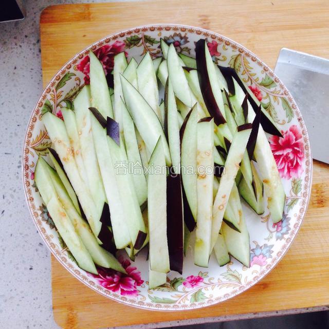把茄子切成条备用