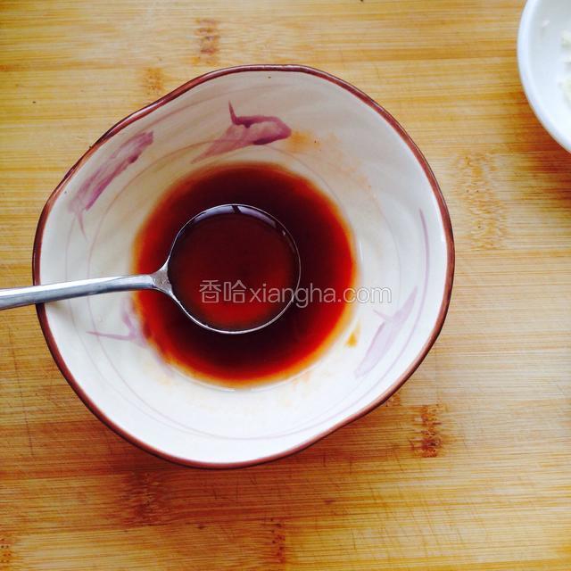 调酱汁，用勺子把酱汁拌匀