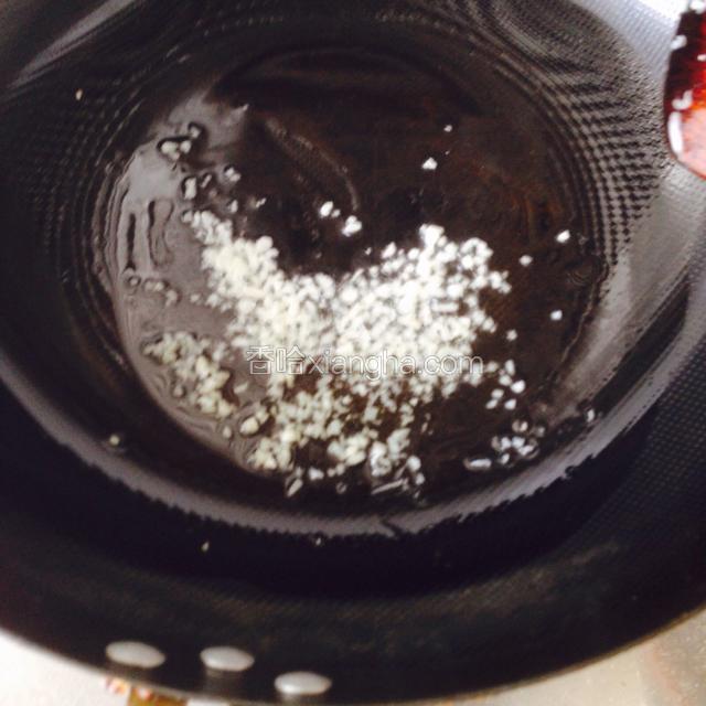 锅热后倒油，下蒜末爆香