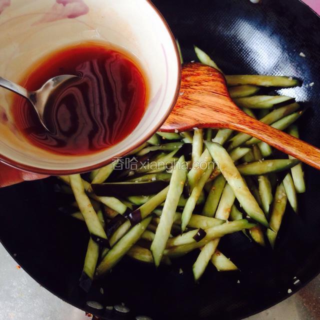 茄子炒变色倒入刚才调好的酱汁翻炒均匀