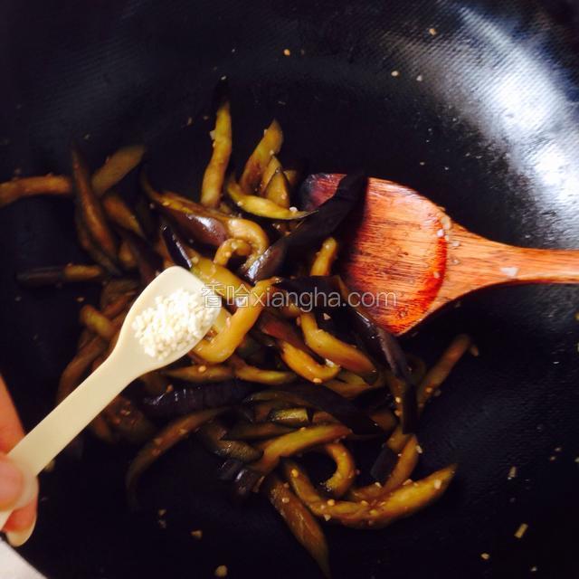 茄条变软塌加少许鸡精即可出锅
