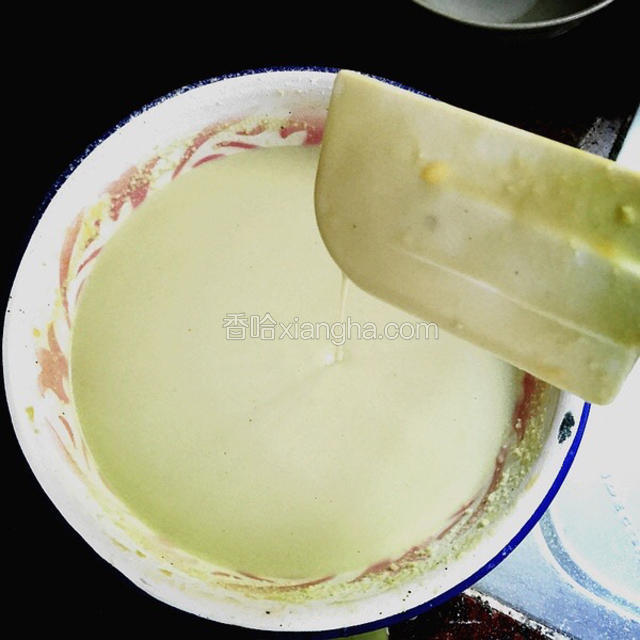 把绿茶溶液倒入面糊，拌成没有面疙瘩，浓稠的样子