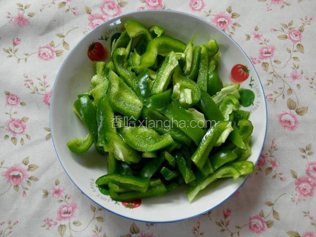 2个青椒洗净去籽，切条。