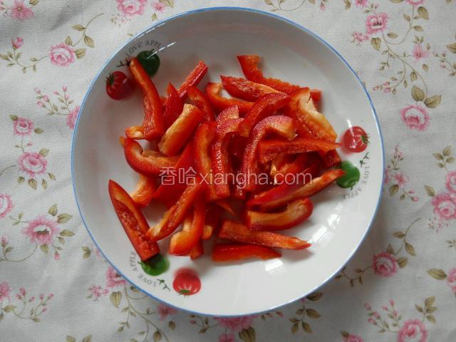1个红椒洗净去籽，切条。