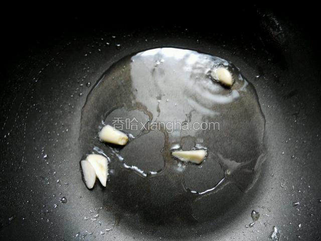 油烧热，放入蒜片爆香。