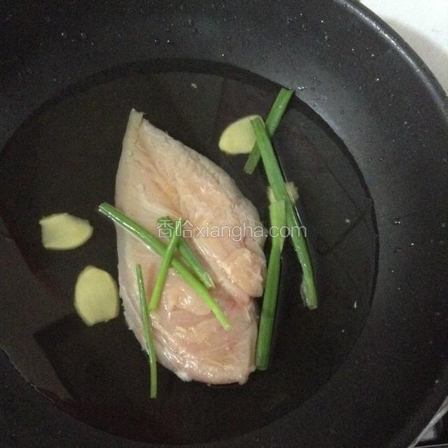 锅中注入清水，放入鸡胸肉，加料酒生姜和葱煮二十分钟。